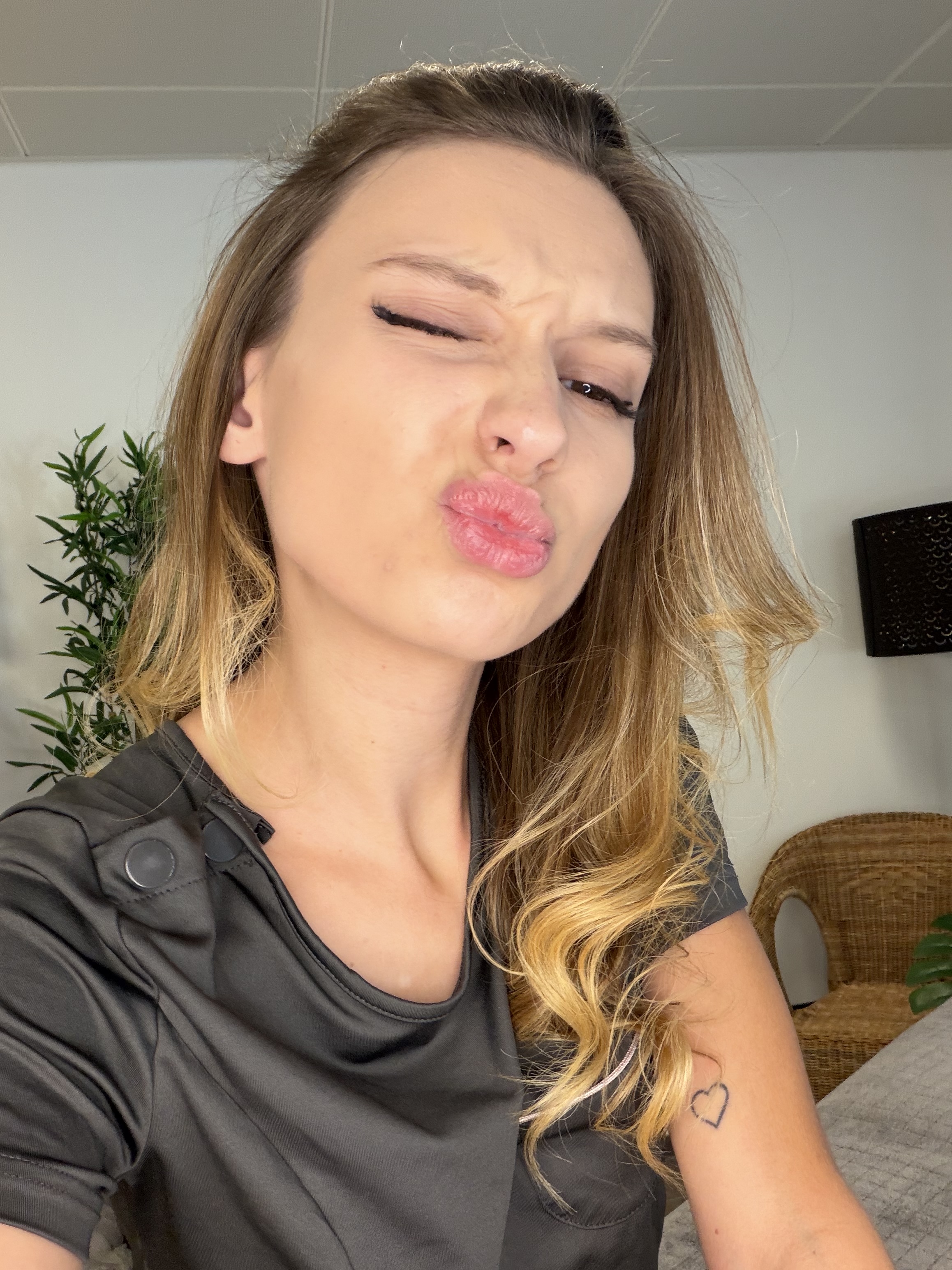 Katty mit langem Haar und schwarzem Oberteil